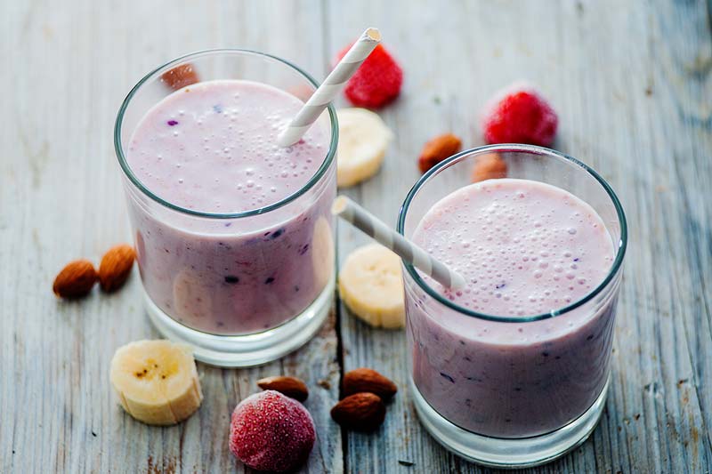 almond milk and berry smoothie