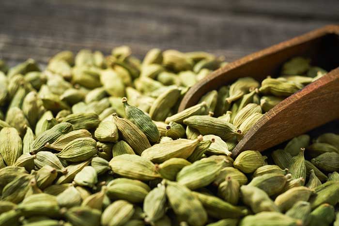 Cardamom with a wooden scoop