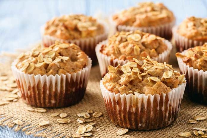 Oat muffins with apples and cinnamon