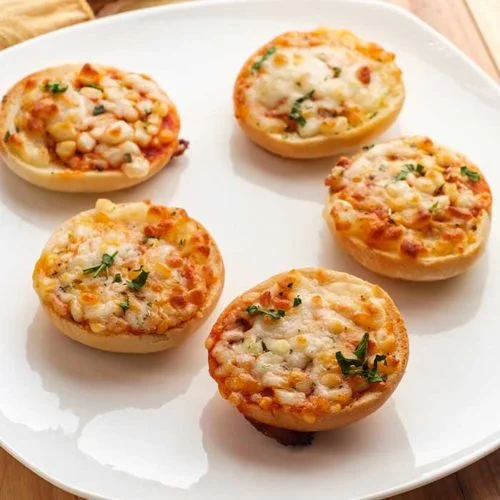 air fryer bagel bites in a white plate
