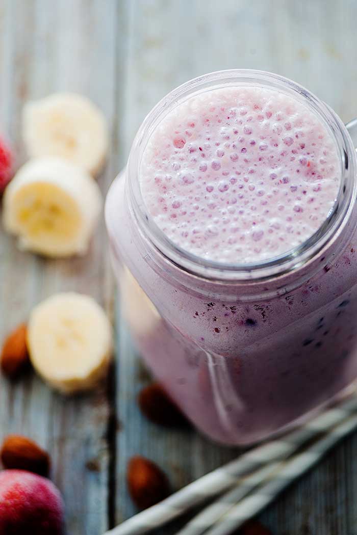 almond milk and berry smoothie