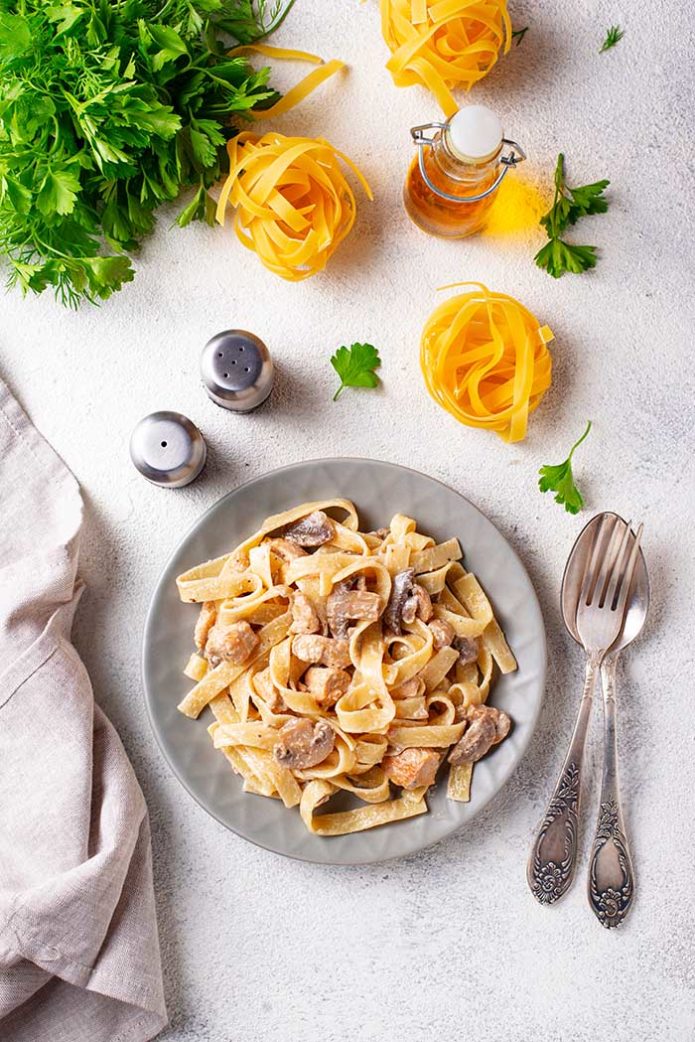 fettuccine pasta with chicken and mushroom